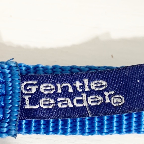 Gentle Leader Headcollar Kit with DVD Included Training Guide Stops Pulling Jump - Picture 7 of 10
